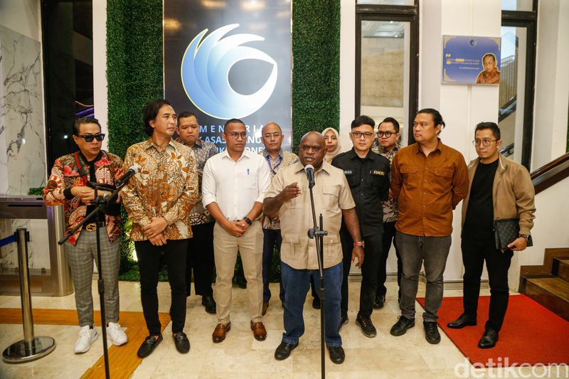 Piyu Padi Bersama AKSI Dorong Revisi UU Hak Cipta, Soroti Tata Kelola Royalti Gitaris Padi Reborn sekaligus Ketua Asosiasi Komposer Seluruh Indonesia (AKSI) Piyu saat melakukan konferensi pers dengan Menteri HAM Natalius Pigai di Kantor Kementerian HAM, Jakarta, Senin, (6/4/2026).