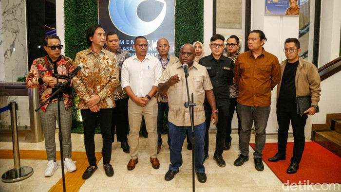 Gitaris Padi Reborn sekaligus Ketua Asosiasi Komposer Seluruh Indonesia (AKSI) Piyu saat melakukan konferensi pers dengan Menteri HAM Natalius Pigai di Kantor Kementerian HAM, Jakarta, Senin, (6/4/2026).