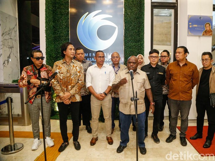 Gitaris Padi Reborn sekaligus Ketua Asosiasi Komposer Seluruh Indonesia (AKSI) Piyu saat melakukan konferensi pers dengan Menteri HAM Natalius Pigai di Kantor Kementerian HAM, Jakarta, Senin, (6/4/2026).