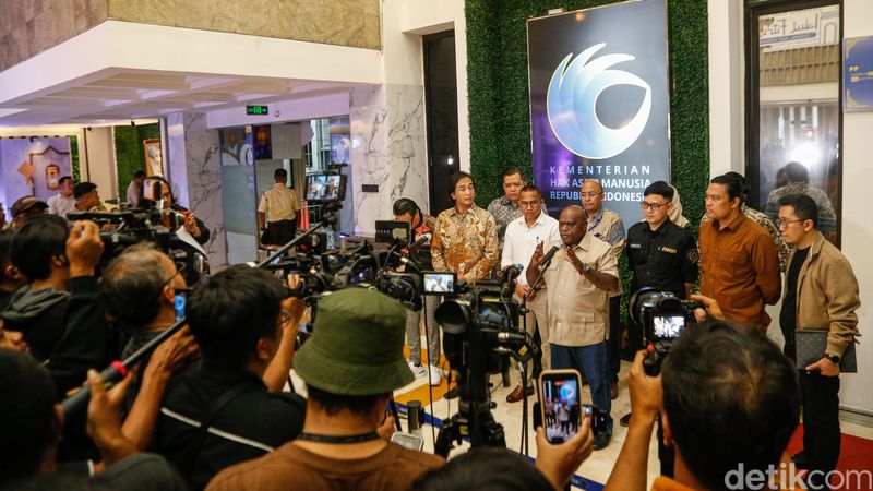 Piyu Padi Bersama AKSI Dorong Revisi UU Hak Cipta, Soroti Tata Kelola Royalti Gitaris Padi Reborn sekaligus Ketua Asosiasi Komposer Seluruh Indonesia (AKSI) Piyu saat melakukan konferensi pers dengan Menteri HAM Natalius Pigai di Kantor Kementerian HAM, Jakarta, Senin, (6/4/2026).