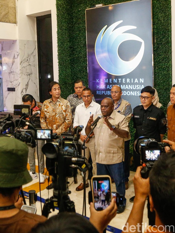 Gitaris Padi Reborn sekaligus Ketua Asosiasi Komposer Seluruh Indonesia (AKSI) Piyu saat melakukan konferensi pers dengan Menteri HAM Natalius Pigai di Kantor Kementerian HAM, Jakarta, Senin, (6/4/2026).