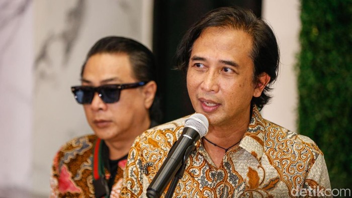 Gitaris Padi Reborn sekaligus Ketua Asosiasi Komposer Seluruh Indonesia (AKSI) Piyu saat melakukan konferensi pers dengan Menteri HAM Natalius Pigai di Kantor Kementerian HAM, Jakarta, Senin, (6/4/2026).