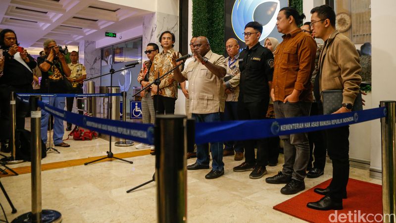 Piyu Padi Bersama AKSI Dorong Revisi UU Hak Cipta, Soroti Tata Kelola Royalti Gitaris Padi Reborn sekaligus Ketua Asosiasi Komposer Seluruh Indonesia (AKSI) Piyu saat melakukan konferensi pers dengan Menteri HAM Natalius Pigai di Kantor Kementerian HAM, Jakarta, Senin, (6/4/2026).