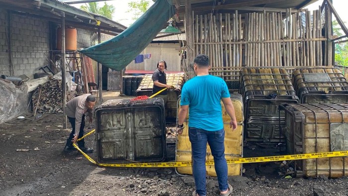Polisi menggerebek tempat penimbunan BBM solar subsidi di Kramatwatu, Kabupaten Serang. (Dok istimewa).