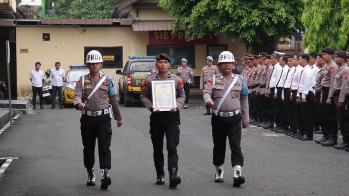 Briptu AZ dipecat dari Polres Parepare karena KDRT. Upacara PTDH digelar, simbol pelepasan status kepolisian.