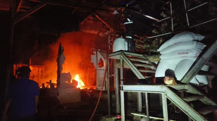 Proses pemadam api di mes dan gudang peternakan yang terbakar di Kuningan