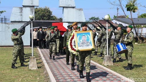 Prosesi pemakaman militer Serka (Anumerta) Muhammad Nur Ichwan di Taman Makam Pahlawan Giri Dharmoloyo II, Magelang, Minggu (5/4/2026).