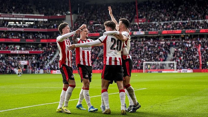 EINDHOVEN - (lr) Paul Wanner of PSV Eindhoven, Dennis Man of PSV Eindhoven, Guus Til of PSV Eindhoven, and Ivan Perisic of PSV Eindhoven celebrate the 3-2 during the Dutch Eredivisie match between PSV and FC Utrecht at the Philips Stadium on April 4,