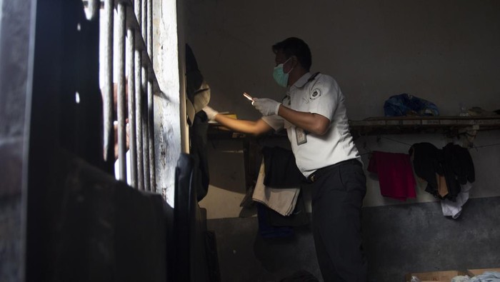 Petugas memeriksa warga binaan pemasyarakatan (WBP) di Lapas Kelas IIB Indramayu, Jawa Barat, Senin (6/4/2026). Razia yang melibatkan aparat TNI/Polri itu disertai dengan tes urine bagi warga binaan untuk pencegahan dan penindakan peredaran barang terlarang dan narkoba di lapas tersebut. ANTARA FOTO/Dedi Suwidiantoro/sgd