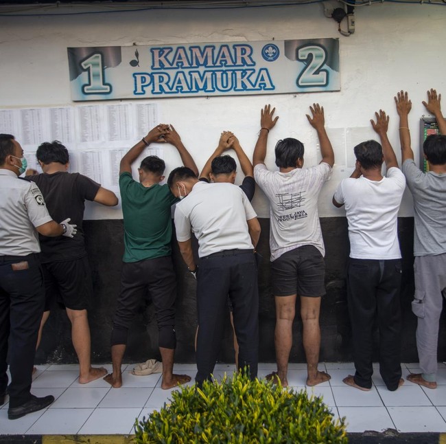 Razia Lapas, Petugas Sisir Blok Hunian dan Tes Urine WBP