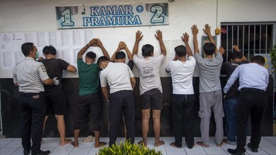 Razia Lapas, Petugas Sisir Blok Hunian dan Tes Urine WBP