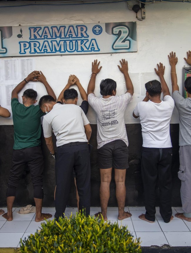 Razia Lapas, Petugas Sisir Blok Hunian dan Tes Urine WBP