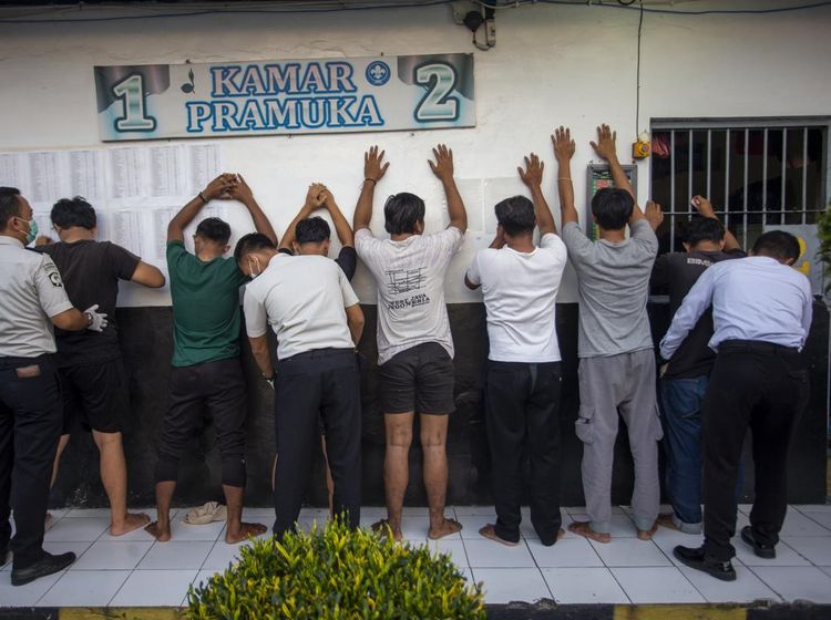 Razia Lapas, Petugas Sisir Blok Hunian dan Tes Urine WBP