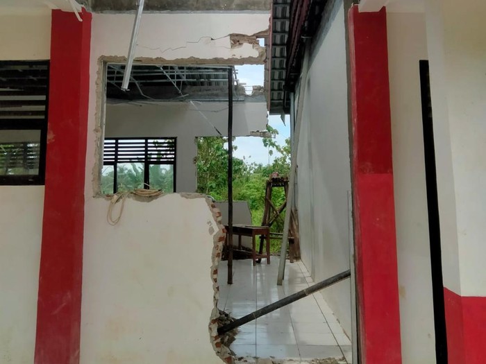 Ruang kelas di SDN Pandeglang ambruk karena tanah bergerak. (Dok. Istimewa)