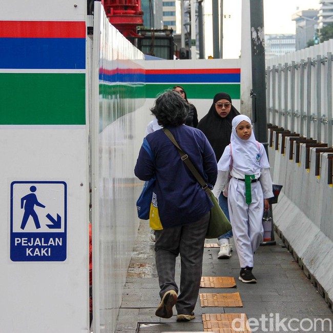 Ruang Pejalan Kaki Tergerus Proyek, Trotoar Bundaran HI Kian Sempit