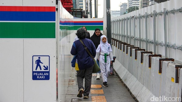 Ruang Pejalan Kaki Tergerus Proyek, Trotoar Bundaran HI Kian Sempit