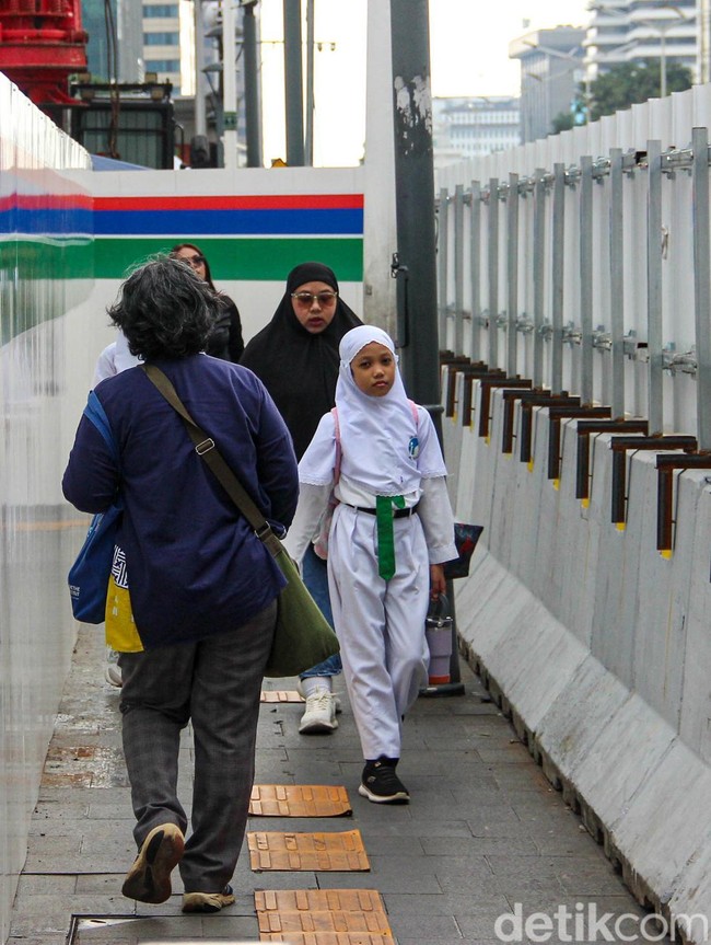 Ruang Pejalan Kaki Tergerus Proyek, Trotoar Bundaran HI Kian Sempit