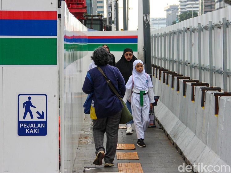 Ruang Pejalan Kaki Tergerus Proyek, Trotoar Bundaran HI Kian Sempit