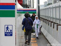 Ruang Pejalan Kaki Tergerus Proyek, Trotoar Bundaran HI Kian Sempit