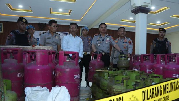 Satreskrim Polres Karanganyar mengungkap dugaan tindak pidana pengalihan isi gas subsidi 3 kg ke tabung non-subsidi secara ilegal. Tiga orang ditangkap petugas. (dok Istimewa)