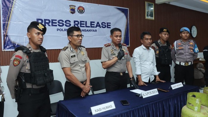 Satreskrim Polres Karanganyar mengungkap dugaan tindak pidana pengalihan isi gas subsidi 3 kg ke tabung nonsubsidi secara ilegal. Tiga orang ditangkap petugas. (Dok. Istimewa)