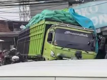 Sopir Diduga Nyabu di Tol Sebelum Truk Beras Terperosok Parit di Bekasi