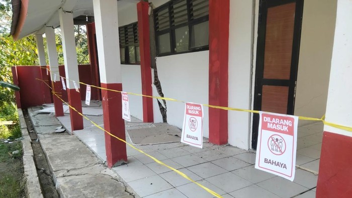 Sekolah SDN Kutakarang 3 di Kecamatan Cibitung, Kabupaten Pandeglang, rusak akibat tanah bergerak. (Dok istimewa)