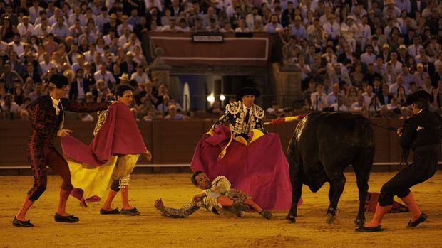 Sevilla Buka Musim Adu Banteng, Arena Kembali Ramai SEVILLE, SPAIN - APRIL 5: Spanish matador David de Miranda is tackled by a bull during a bullfight in Seville on April 5, 2026 in Seville, Spain. Today, Easter Sunday, is the first day of the bullfighting season at La Maestranza bullring. (Photo by Marcelo del Pozo/Getty Images)