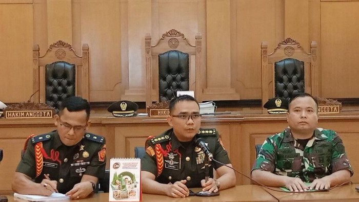 Oditur Militer Kolonel Chk Andri Wijaya (tengah) saat konferensi pers sebelum sidang perdana kasus pembunuhan terhadap kepala cabang bank di Pengadilan Militer II-08 Jakarta. (ANTARA/Siti Nurhaliza)
