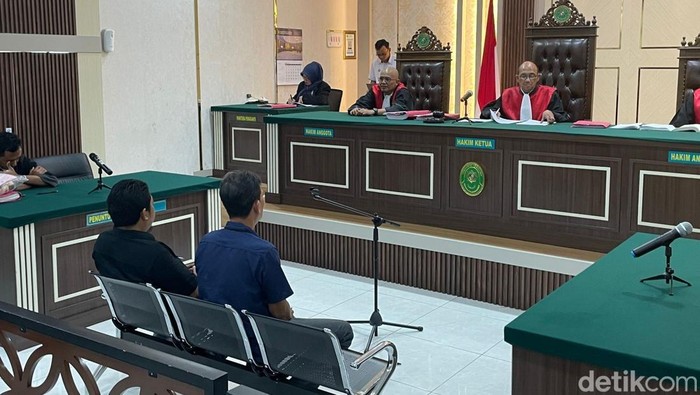 Sidang putusan kedua terdakwa Didik Kristiyanto dan Hernan Quryanto digelar di ruang Cakra PN Pati, Senin (6/4).