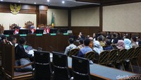 Para saksi memberikan keterangan terkait proses pengurusan sertifikat K3 yang diduga berkaitan dengan praktik pemerasan dalam perkara tersebut.