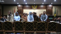 Sebanyak enam orang saksi hadir dalam persidangan, yakni Direktur PT Upaya Karya Sejahtera Vera Lutfia, Direktur Surya Kusuma Nusantara Sri Rejeki, General Manager PT Waterland Nusantara Siti Fatimah, staf admin Asosiasi LPK3I Salwati Fauziyah, Direktur Fresh Galang Mandiri Rusmini, serta Direktur Barito Sarana Karya Roni Sugiarto.  
