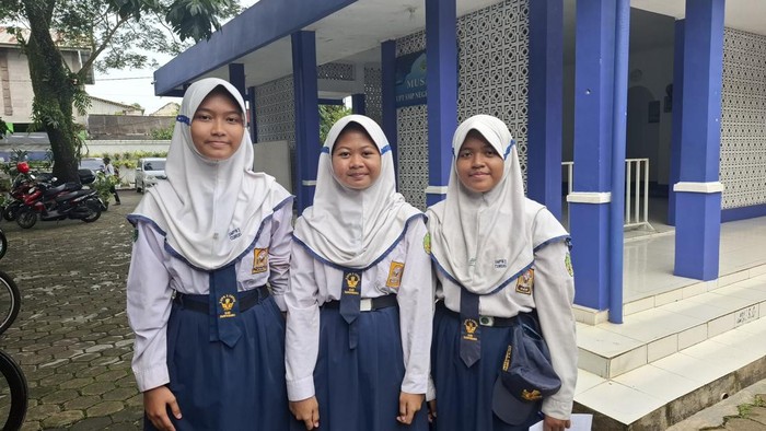Siswa peserta TKA dari SMPN Curug Tangerang pada Senin (6/4/2026)