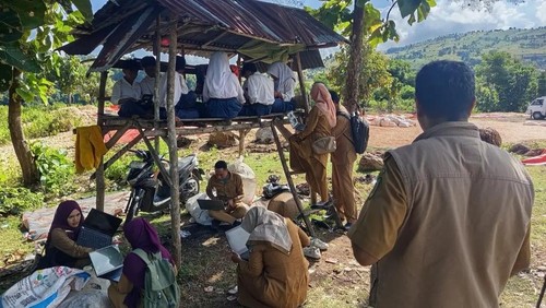 Para siswa SMP 3 Satap Lambitu Kabupaten Bima, melaksanakan TKA di saung Kebun Jagung, pada Senin (6/4/2026). (Dok. Guru Andy Faisal)