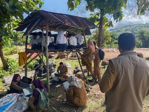 Tak Ada Listrik-Internet, Siswa SMP Satap Lambitu Bima TKA di Kebun Jagung