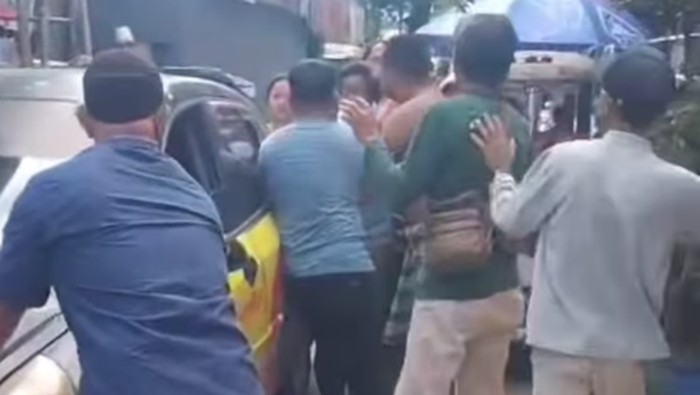 Sopir taksi online nyaris diamuk massa usai menabrak balita di Jalan Sunu Makassar.