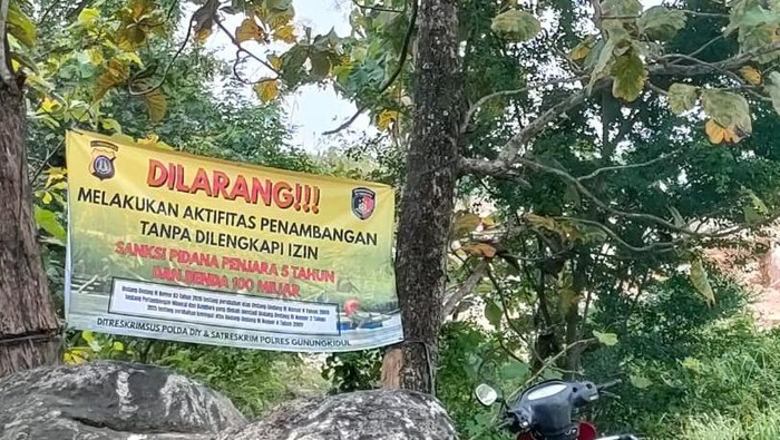 Spanduk yang terpasang di salah satu lokasi tambang yang ditutup polisi di Kabupaten Gunungkidul.