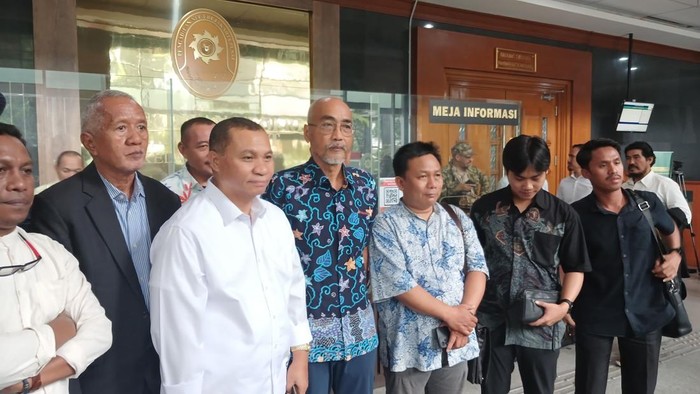 Stefanus Roy Rening (kemeja putih/ketiga dari kiri)-(Mulia/detikcom)