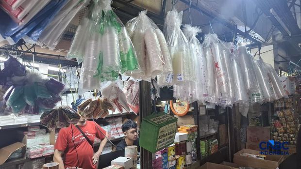 Suasana penjualan aneka plastik di Pasar Kramat Jati, Jakarta Timur, Senin (6/4/2026) yang sedang mengalami kenaikan harga. (CNBC Indonesia/Chandra Dwi)