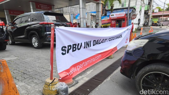Suasana SPBU Sriwijaya yang ditutup mulai Senin-Selasa, 6 dan 7 April 2026, usai kejadian kebakaran motor Fiz R beberapa hari lalu.