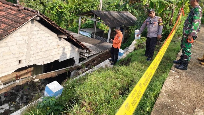 Talud Jalan 10 Meter Longsor Timpa Rumah Warga Tulungagung
