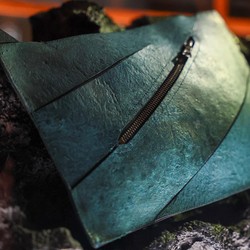 Tas dari Kolagen Fosil T. rex Dipamerkan di Amsterdam