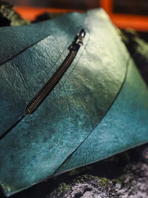 Tas dari Kolagen Fosil T. rex Dipamerkan di Amsterdam