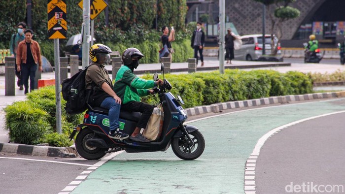 Di tengah fluktuasi harga bahan bakar minyak (BBM), sepeda motor listrik mulai dilirik sebagai solusi transportasi yang lebih hemat oleh masyarakat perkotaan. Efisiensi biaya operasional menjadi daya tarik utama, terutama bagi pengguna yang bergantun