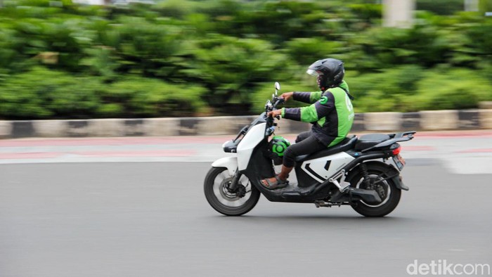 Di tengah fluktuasi harga bahan bakar minyak (BBM), sepeda motor listrik mulai dilirik sebagai solusi transportasi yang lebih hemat oleh masyarakat perkotaan. Efisiensi biaya operasional menjadi daya tarik utama, terutama bagi pengguna yang bergantun
