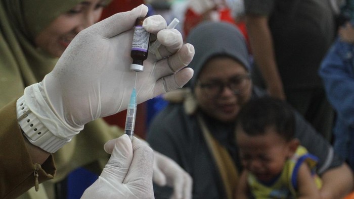 Seorang petugas Puskesmas menyiapkan vaksin measles rubella (MR) sebelum disuntikkan pada balita dalam kegiatan posyandu di Bunurejo, Kota Malang, Jawa Timur, Senin (6/4/2026). Pemerintah Provinsi Jawa Timur melakukan optimalisasi cakupan imunisasi kejar campak (Catch Up Campaign/CUC) sebagai langkah pencegahan penularan, seiring tren penurunan kasus suspek campak di provinsi tersebut yang pada Januari 2026 tercatat 599 kasus, 376 kasus pada Februari, dan 186 kasus pada Maret. ANTARA FOTO/Ari Bowo Sucipto