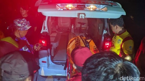 Jasad Agus dievakuasi petugas dari Pantai Saba ke RSUD Sanjiwani, Senin (6/4/2026). (Dok BPBD Gianyar).