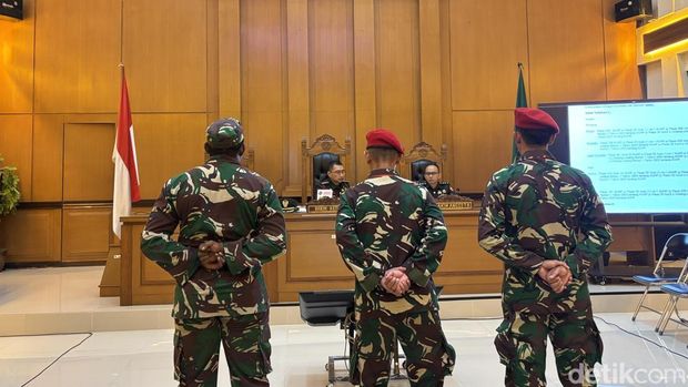 Tiga prajurit TNI didakwa melakukan pembunuhan berencana terhadap kepala cabang (kacab) salah satu bank di Jakarta, M Ilham Pradipta. (Rachma/detikcom)