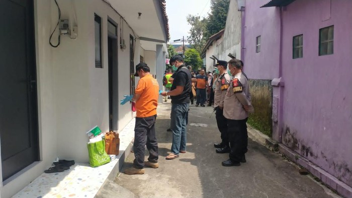 Tim Inafis Satreskrim Polres Cimahi evakuasi mayat di kontrakan Cimahi