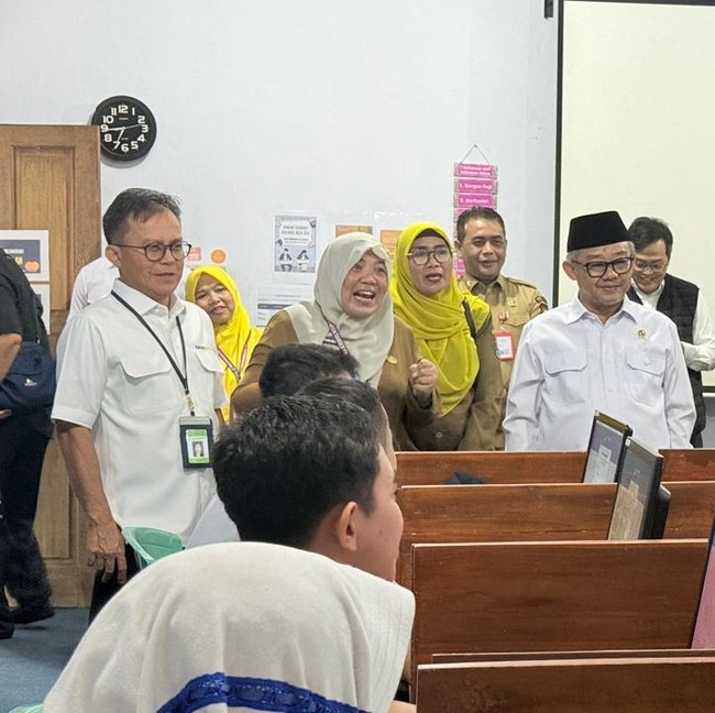 Potret Mendikdasmen Tinjau Langsung Hari Pertama TKA di SMPN 2 Curug Tangerang